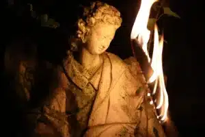 engelstatue im schamanischen zentrum wien